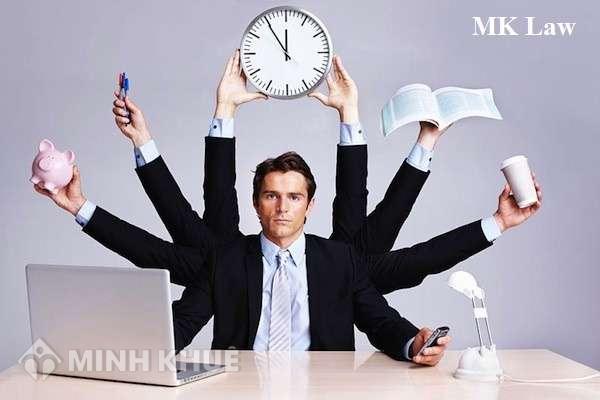 Vừa làm việc ở ngân hàng vừa là cổ đông góp vốn ở công ty khác có vi phạm pháp luật ?