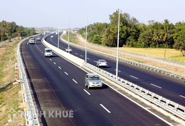 Xử lý việc xây nhà trên thửa đất nằm trong hành lang đường giao thông ?