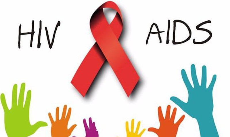 Y tá cho bệnh nhân dùng chung bơm kim tiêm với người bị nhiễm HIV thì bị tội gì?