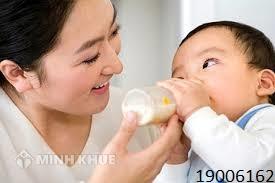 Sau khi sinh có thể giao con cho chồng nuôi không?