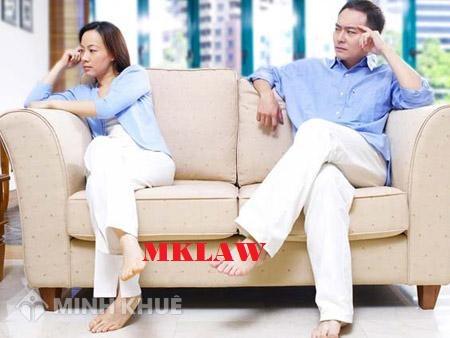 Sổ tiết kiệm hình thành trong thời kỳ hôn nhân mang tên vợ chia như thế nào?