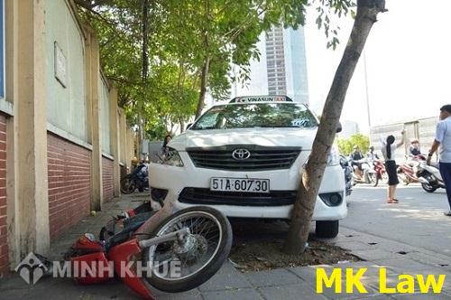 Xử phạt như thế nào khi taxi đâm xe máy?