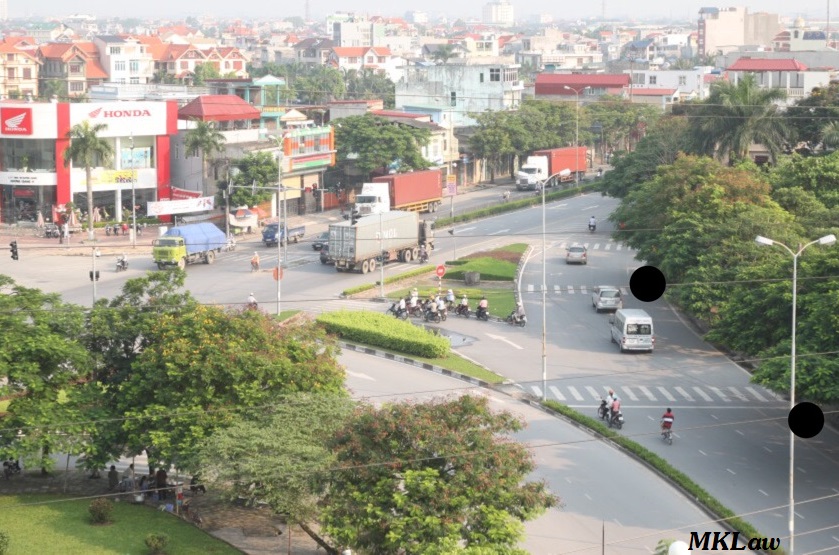 CSGT ở trái đường có được thổi phạt phương tiện đi bên phải đường ?