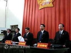 Đổi mới biên chế, chế độ tiền lương và các chế độ khác của Thẩm phán tòa án nhân dân chấp huyên cho phù hợp với trách nhiệm khi tăng thẩm quyền xét xử