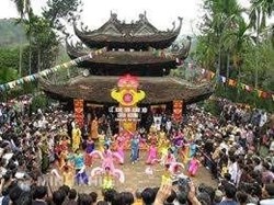 Lễ hội và sự lên ngôi của thói vụ lợi