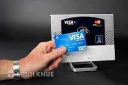 Thắc mắc về mức thu phí thông qua giao dịch và phí quản lý thẻ của ngân hàng ?
