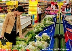 Cán bộ xã thu phí với người dân kinh doanh ngoài chợ là đúng hay sai ?