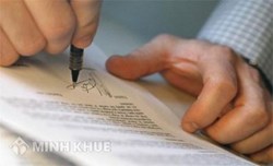 Viên chức bị khiển trách có bị hủy bỏ quyết định tuyển dụng không?