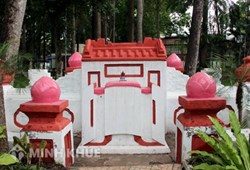 Xử lý trường hợp ngôi mộ được đặt trên đất của người khác ?