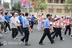 Thời gian làm việc của nhân viên bảo vệ theo hợp đồng 68 ?