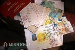 Công ty giữ văn bằng gốc của nhân viên giải quyết thế nào ?
