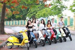 Bật đèn xe máy ban ngày có vi phạm luật giao thông không ? Khiếu nại công an giao thông