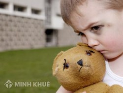 Bố Mẹ nên làm gì khi con có những biểu hiện của bệnh tự kỉ ?