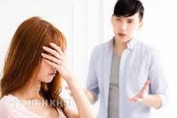 Phải làm sao khi chồng luôn chê bai tôi trước mặt mọi người ?