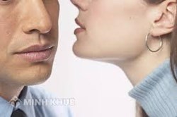 Làm gì khi bạn trai vẫn gần gũi với người yêu cũ ?