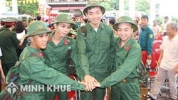Có con nhỏ dưới 1 tháng tuổi có thuộc trường hợp phải tham gia nghĩa vụ quân sự bắt buộc hay không ?