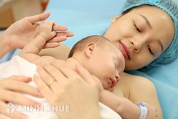 Vì sao trẻ sơ sinh nên được tiếp xúc da kề da với mẹ ngay khi chào đời ?