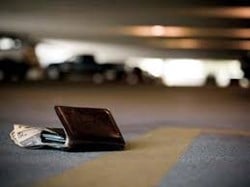 Nhặt được tiền, tài sản có giá trị lớn có phải trả lại hay trình báo không?