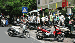Đỗ xe dưới lòng đường bị phạt bao nhiêu tiền ? Mức phạt ô tô dưới lòng đường trong khu vực thu phí