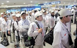 Tư vấn về trường hợp người sử dụng lao động giữ Thẻ tạm trú của người lao động nước ngoài