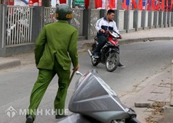 Quay đầu xe để chạy chốt 141 và tông vào cảnh sát thì phạm tội gì ?