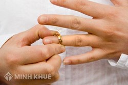 Khi ly hôn người vợ được hưởng quyền lợi gì không ? Ly hôn phải đóng những khoản phí gì ?