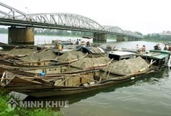Sống trên tàu, thuyền có được đăng ký thường trú và cấp sổ hộ khẩu không ?