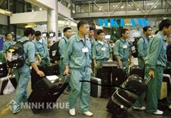 Trốn ra nước ngoài làm việc có được lấy lại sổ đỏ và tiền cọc không?