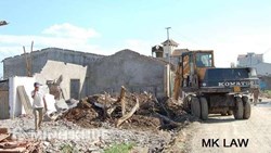 Tự ý phá phần nhà hàng xóm đã xây lên phần đất của gia đình ?