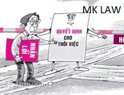 Ai là người ra quyết định thôi việc và thanh toán trợ cấp ?