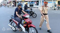 Vị trí của CSGT trên đường khi thực hiện yêu cầu dừng xe?