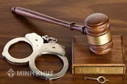Vợ đang là viên chức có bị thôi việc khi chồng bị tuyên án tù không? Các trường hợp tạm hoãn thi hành án tù?