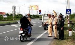 Mức xử phạt lỗi vi phạm không niêm yết số điện thoại lên phương tiện giao thông theo quy định mới nhất?