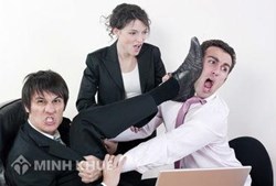 Tư vấn về hành vi vào nhà đe dọa tấn công người khác phạm tội gì ?
