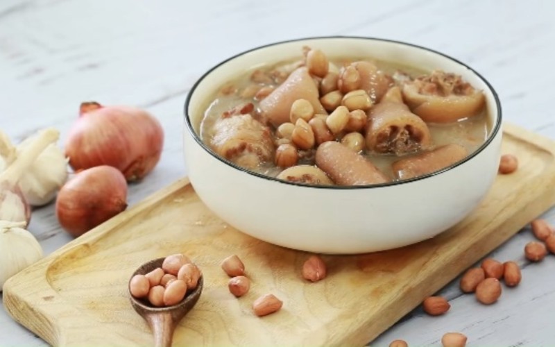 Đuôi heo hầm đậu phộng