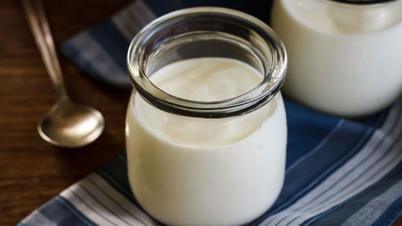 Một hộp sữa chua có đường chứa khoảng bao nhiêu calo?