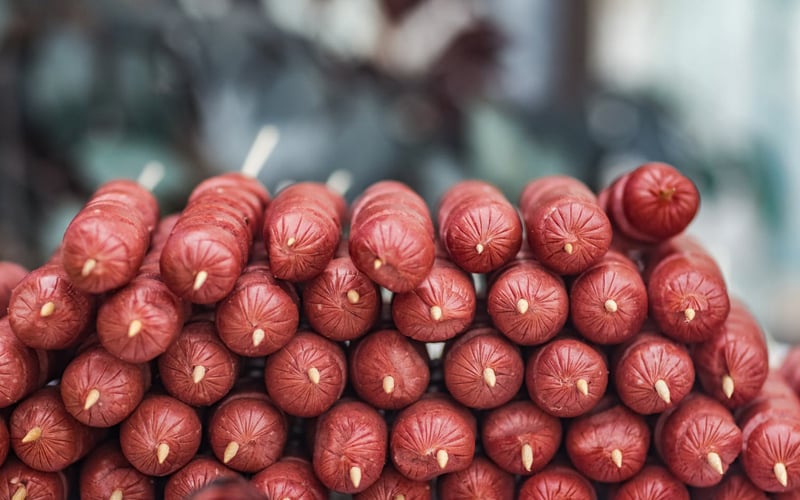 Trong xúc xích có bao nhiêu calo? Ăn xúc xích có béo không?
