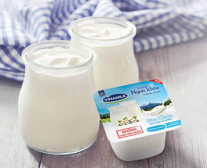 Một hộp sữa chua có đường chứa khoảng bao nhiêu calo?
