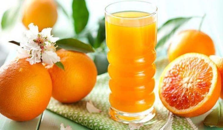 Nên uống nước cam hàng ngày không?