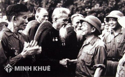 Đại tướng Võ Nguyên Giáp thăm đơn vị lão dân quân Hoằng Hóa, Thanh Hóa, đơn vị bắn rơi máy bay Mỹ bằng súng trường, tại lễ duyệt binh nhân ngày Quốc khánh 2/9/1973.