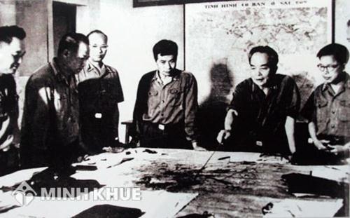 Quân ủy Trung ương đang theo dõi diễn biến Chiến dịch Hồ Chí Minh năm 1975. Trong ảnh, từ trái sang phải là Đại tá Lê Hữu Đức (Cục trưởng Cục tác chiến), Thượng tướng Hoàng Văn Thái (Phó Tổng tham mưu), Thiếu tướng Vũ Xuân Chiêm (Phó chủ nhiệm Tổng cục Hậu cần), 