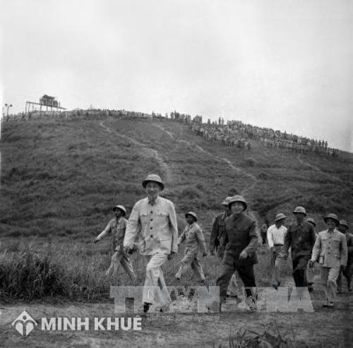 Chủ tịch Hồ Chí Minh và Đại tướng Võ Nguyên Giáp thăm một đơn vị bộ đội diễn tập năm 1957