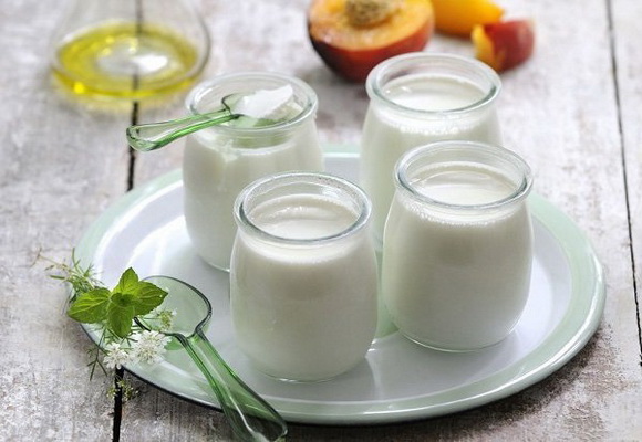 Một hộp sữa chua có đường chứa khoảng bao nhiêu calo?
