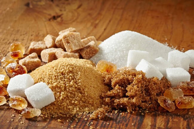 Đường nâu và đường trắng thì dùng cái nào tốt hơn?