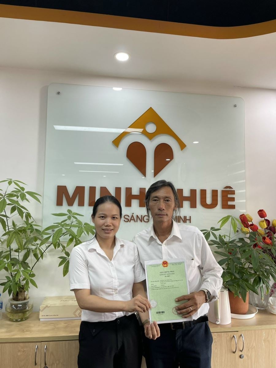 Luật sư: Tô Thị Phương Dung trao Đăng ký nhãn hiệu cho khách hàng