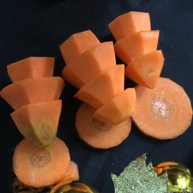 Cách cắt tỉa củ quả, tạo hình cây thông Noel trang trí món ăn Giáng sinh