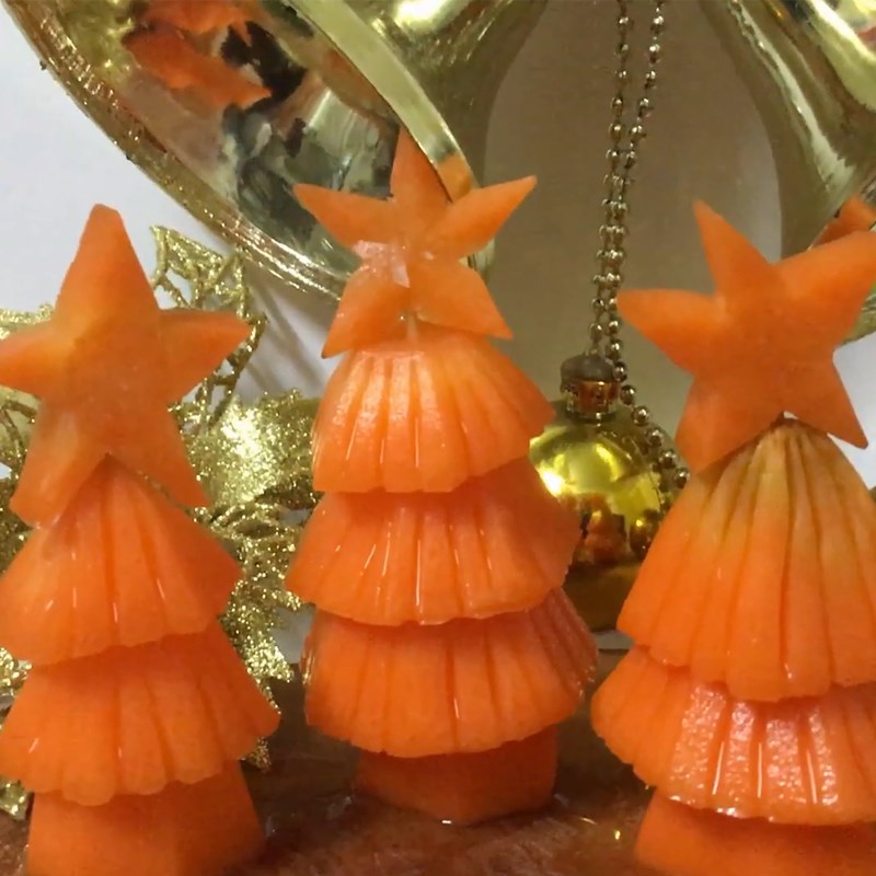 Cách cắt tỉa củ quả, tạo hình cây thông Noel trang trí món ăn Giáng sinh