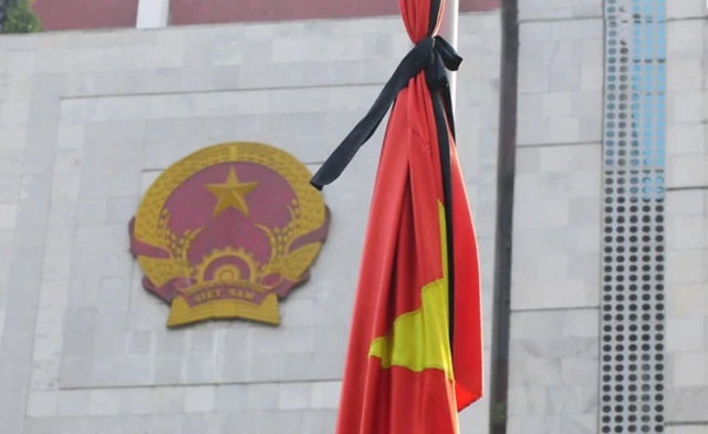 Cờ rủ Quốc tang là gì? Hình ảnh cờ rủ Quốc tang. Quy định lễ viếng trong Lễ Quốc tang?
