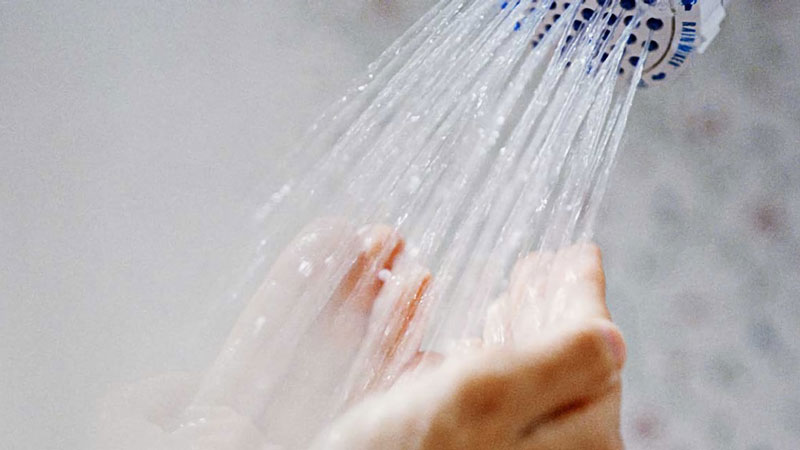 Tắm khuya có liên quan đến đột quỵ?