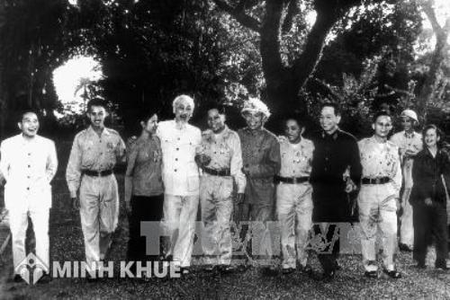 Chủ tịch Hồ Chí Minh và Đại tướng Võ Nguyên Giáp với các anh hùng miền nam tại khu vườn Phủ Chủ tịch ngày 15/11/1965.